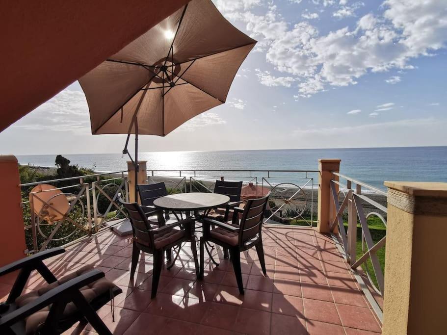 Exclusive Beachfront Penthouse Almayate Alto Екстериор снимка