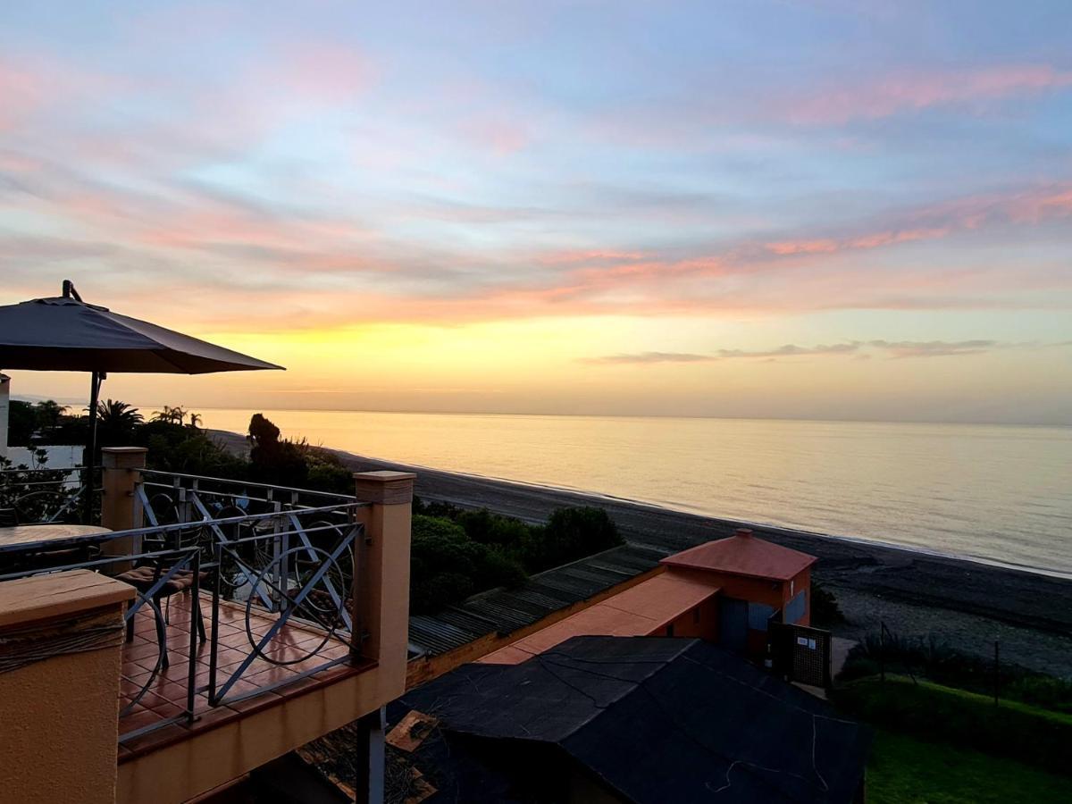 Exclusive Beachfront Penthouse Almayate Alto Екстериор снимка