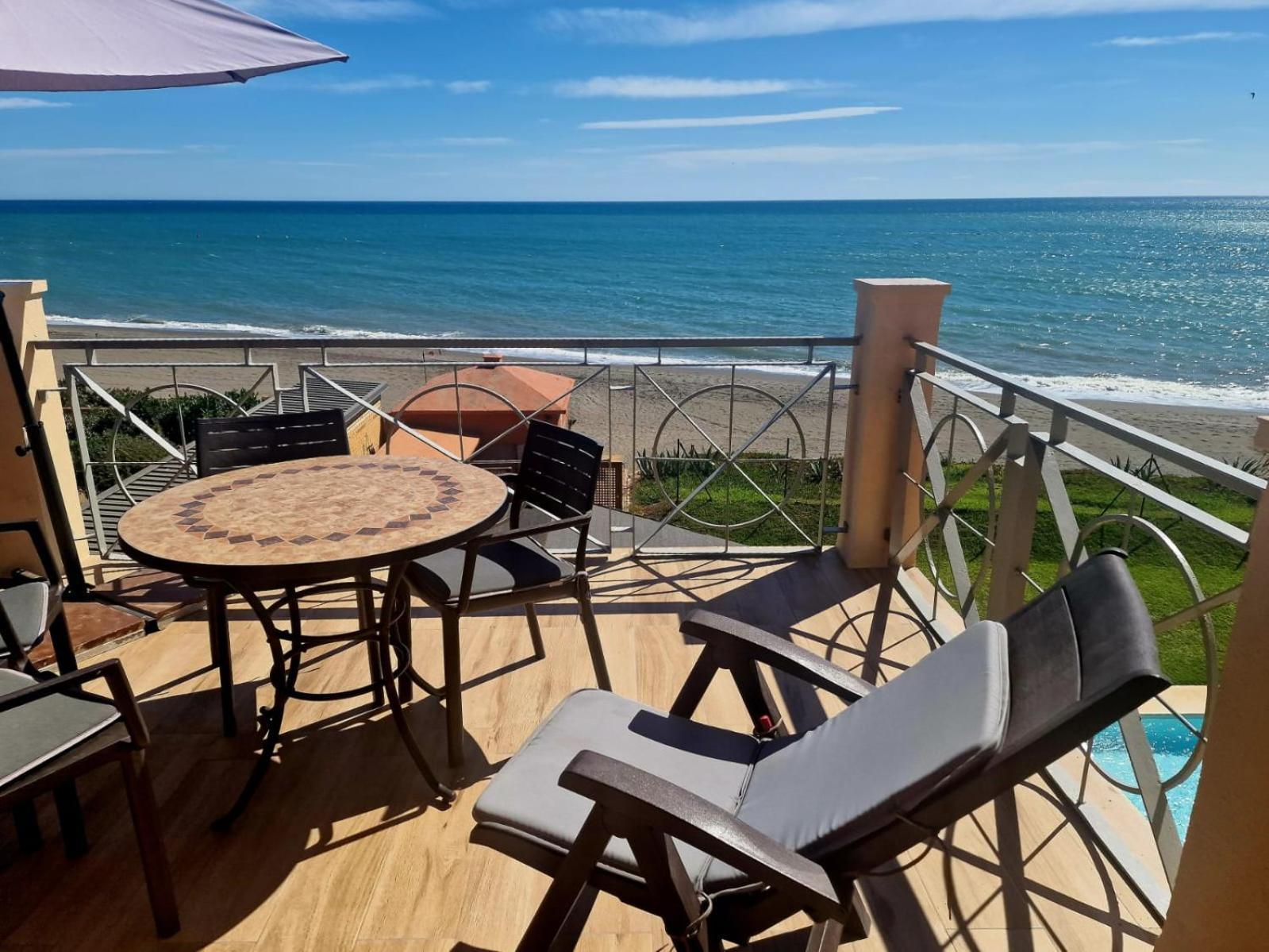 Exclusive Beachfront Penthouse Almayate Alto Екстериор снимка